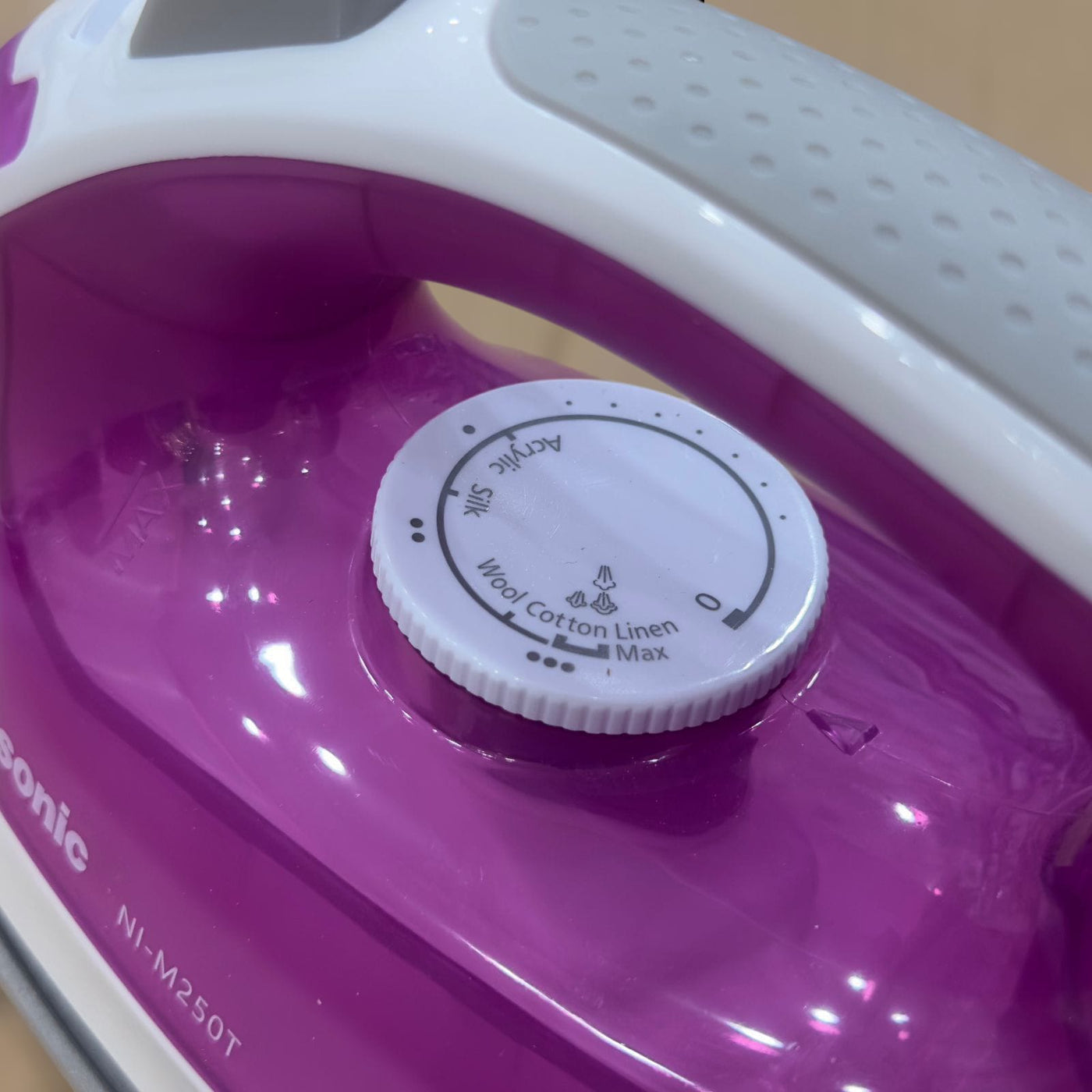 Panasonic Light & Easy Steam Iron NI-M250T