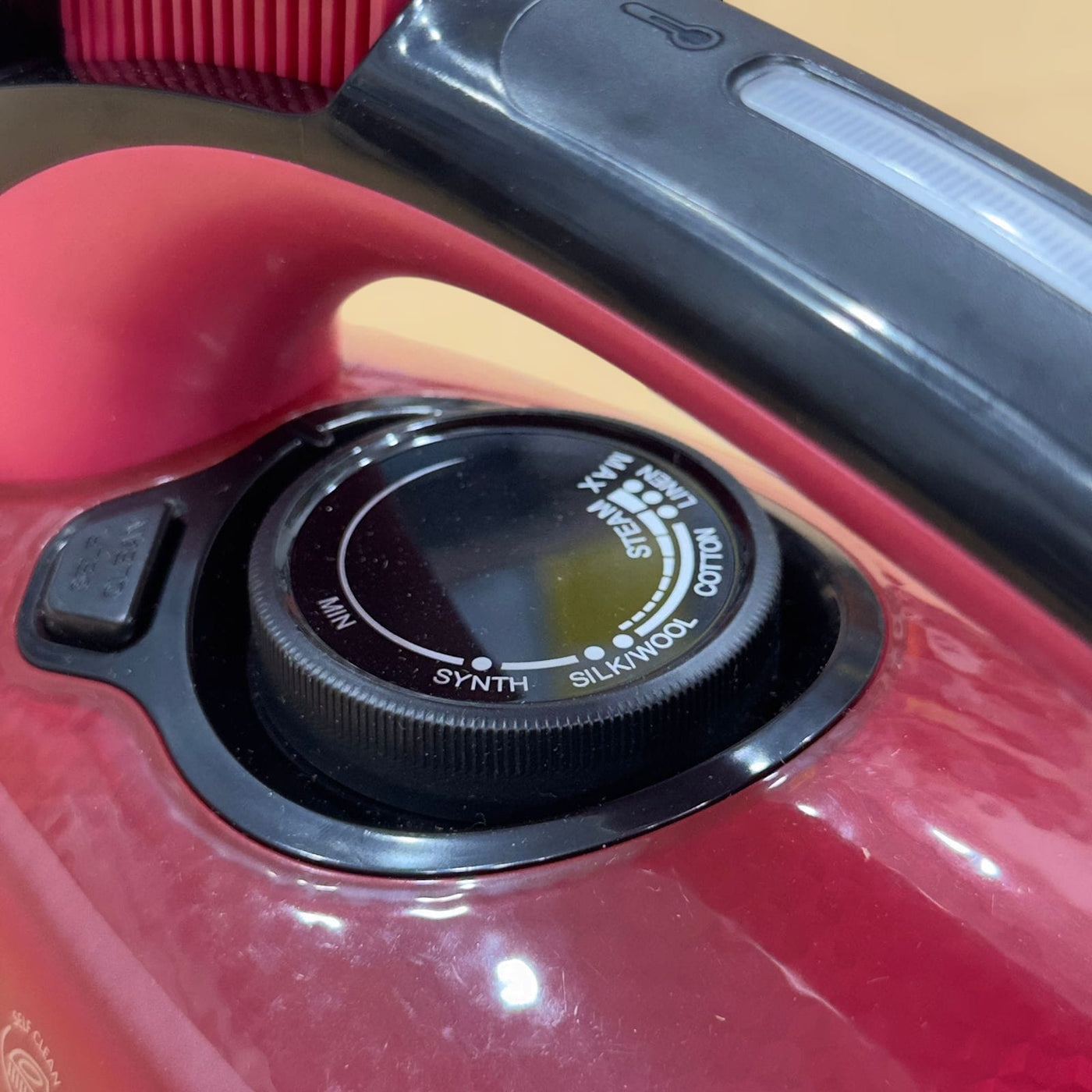 GEEPAS 3100W Ceramic Steam Iron-24026