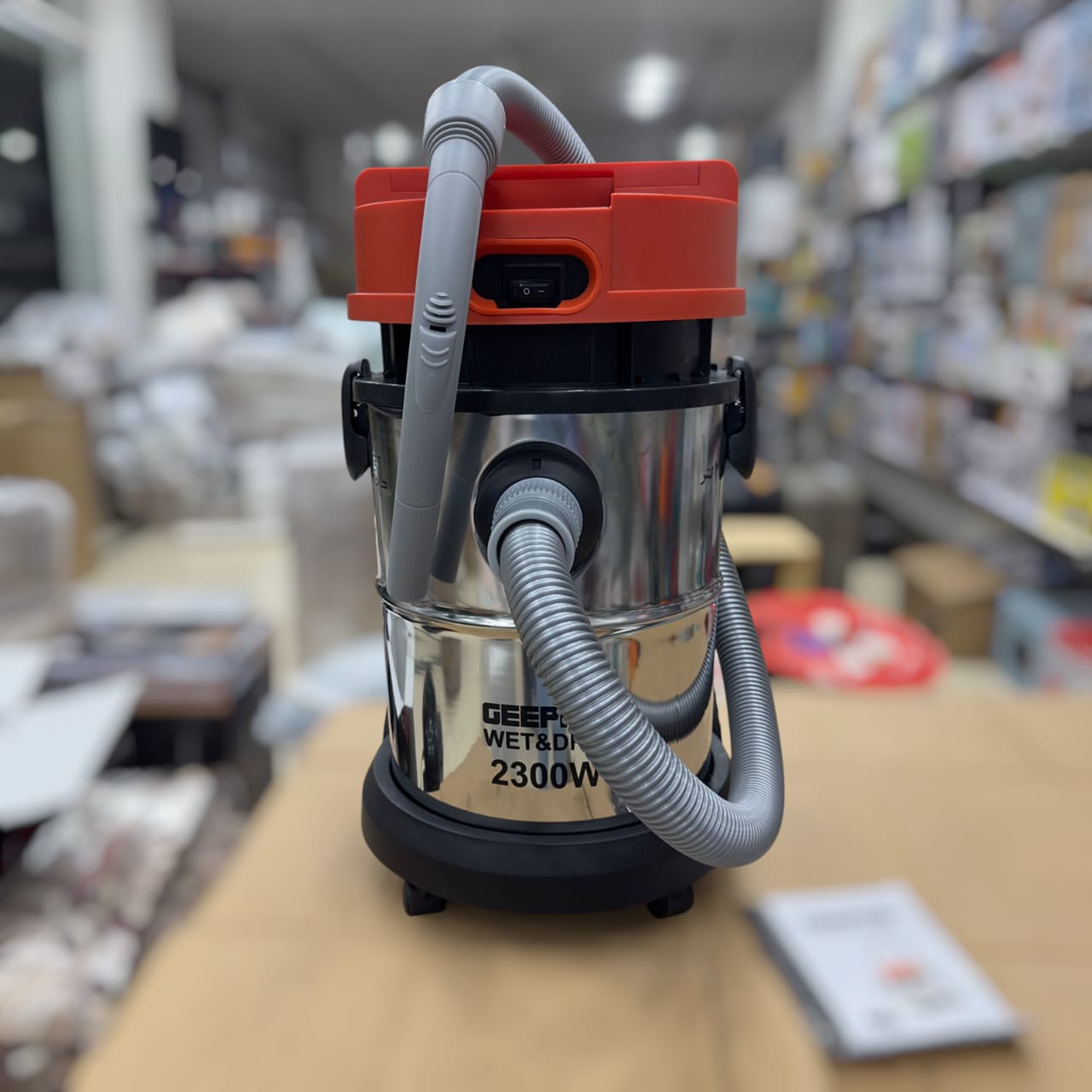 Geepas 25L Wet & Dry Vacuum Cleaner & Blower 19011