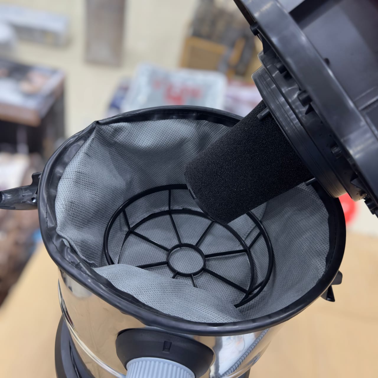 Geepas 25L Wet & Dry Vacuum Cleaner & Blower 19011