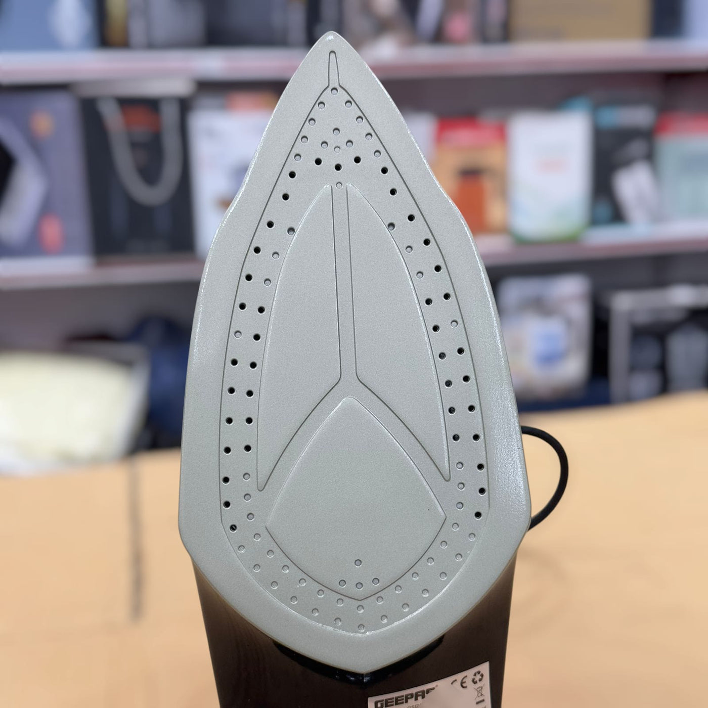 GEEPAS 3100W Ceramic Steam Iron-24026