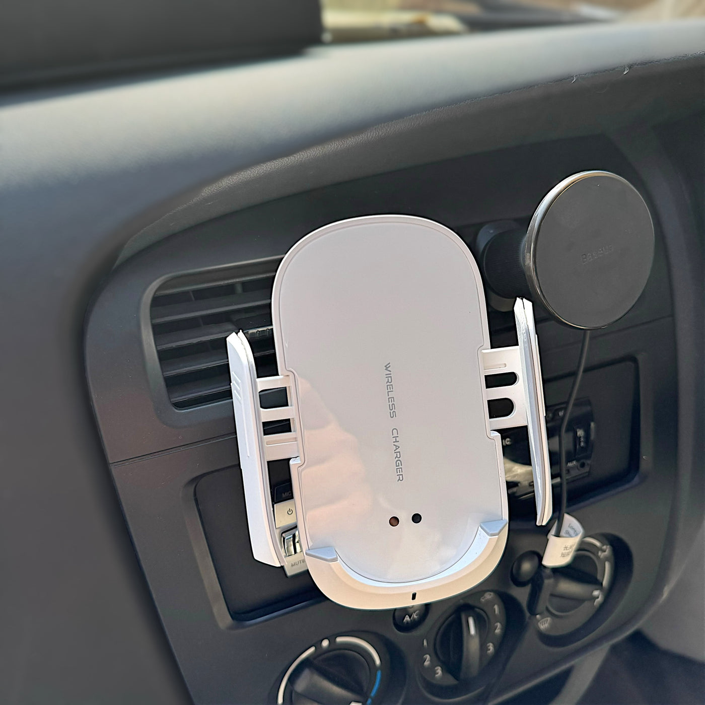 Lot Imported U1 Car Wireless Charger
